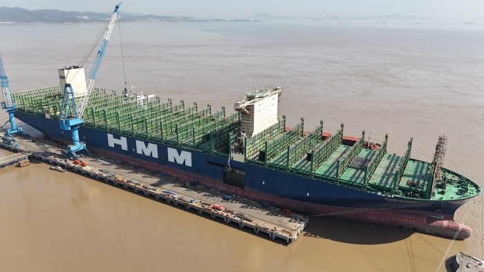 行業(yè)領(lǐng)先！華豐船舶喜迎400米集裝箱“巨無(wú)霸”